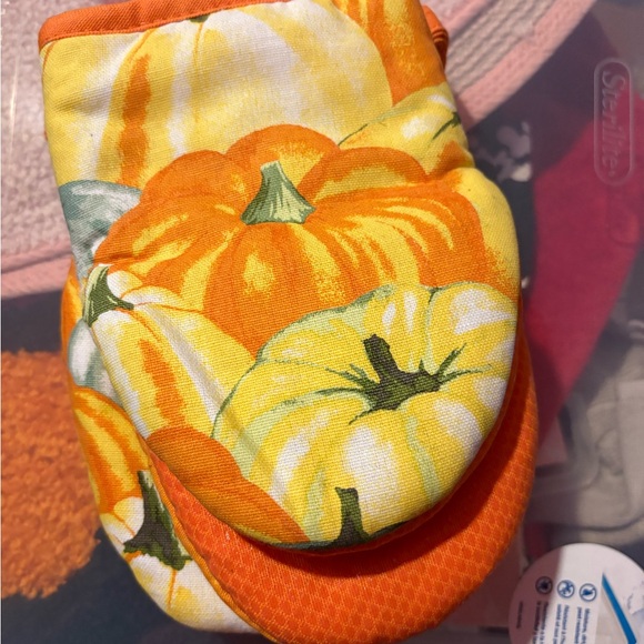 Pumpkin Oven Mini Mitts Set - Picture 3 of 7